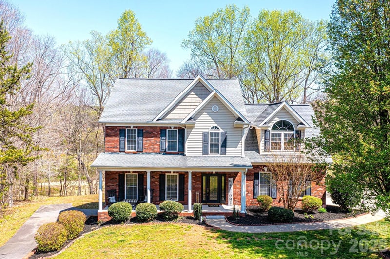 2586 Henry Falls Dr, Hickory, NC 28602