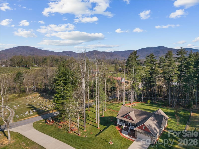 27 Pounding Mill Rd, Hendersonville, NC 28792