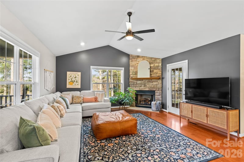 27 Pounding Mill Rd, Hendersonville, NC 28792