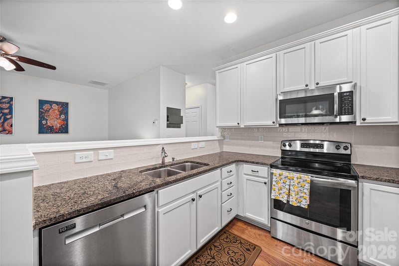 2086 Shady Pond Dr, Lake Wylie, SC 29710