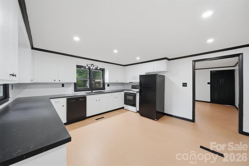 201 Cape Hickory Rd, Hickory, NC 28601