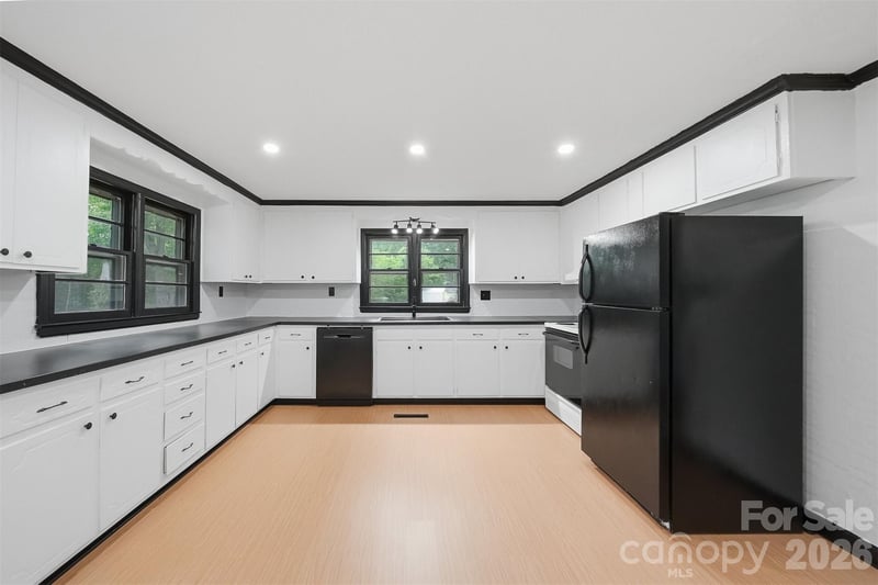 201 Cape Hickory Rd, Hickory, NC 28601