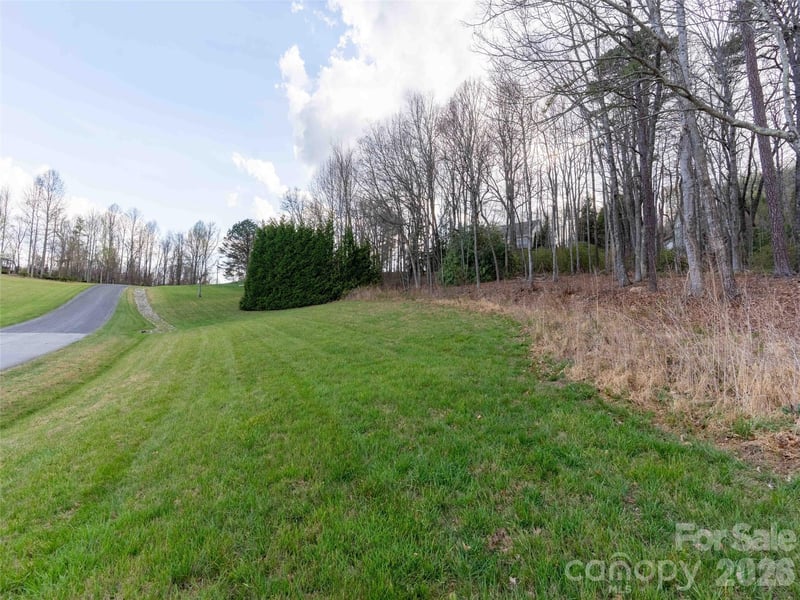 340 Grand Oaks Dr, Hendersonville, NC 28792