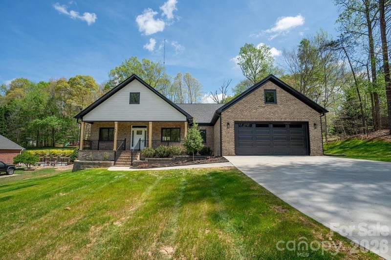 145 Creekwood Dr, Dallas, NC 28034