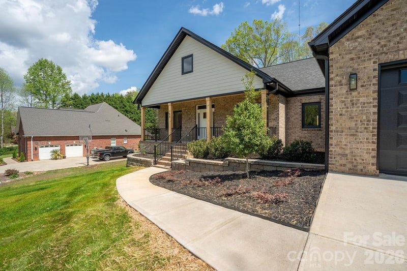 145 Creekwood Dr, Dallas, NC 28034