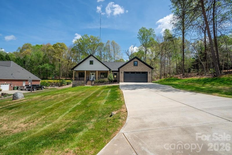 145 Creekwood Dr, Dallas, NC 28034