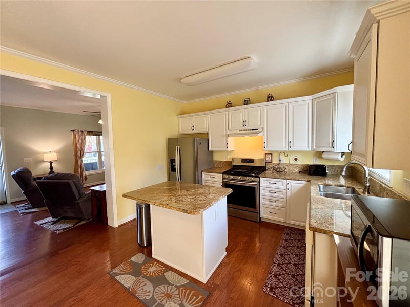 194 Beechnut Dr, Hendersonville, NC 28739
