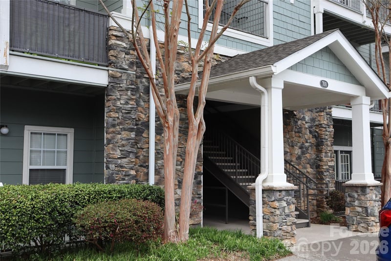 700 Vista Lake Dr #104, Candler, NC 28715