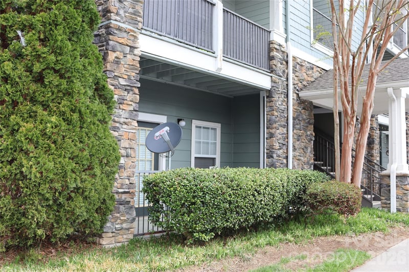 700 Vista Lake Dr #104, Candler, NC 28715