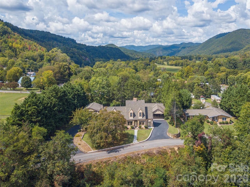 169 Serpentine Ave, Hot Springs, NC 28743