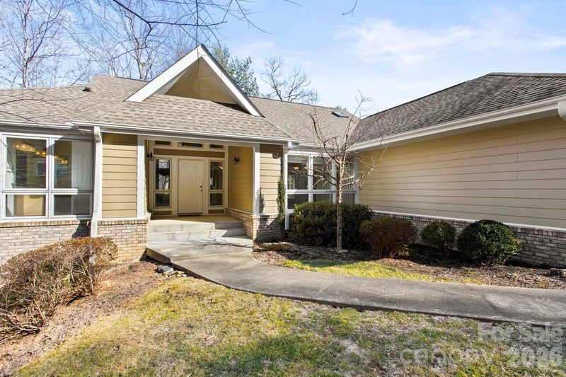 514 Cobblestone Ln, Flat Rock, NC 28731