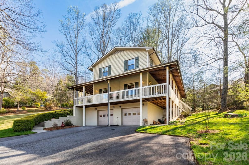 121 Churchill Downs Dr, Fairview, NC 28730