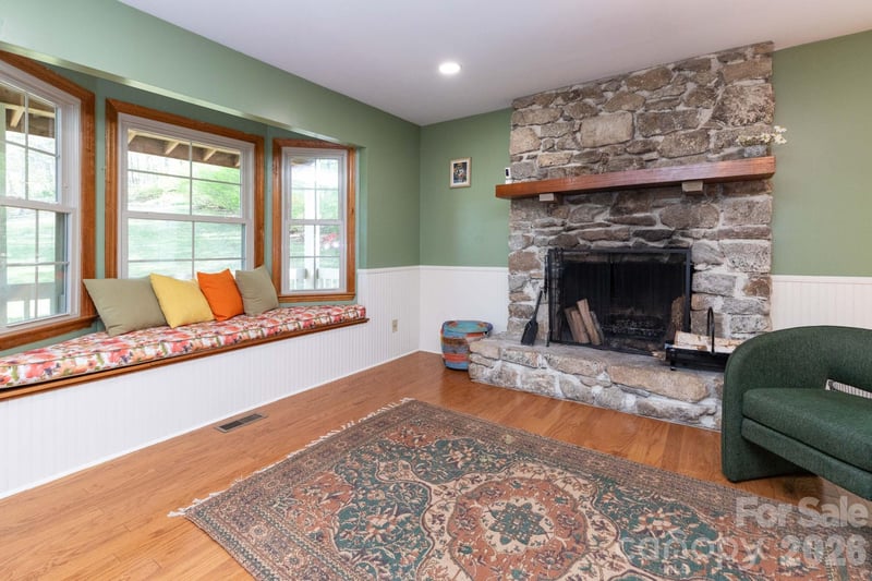 121 Churchill Downs Dr, Fairview, NC 28730