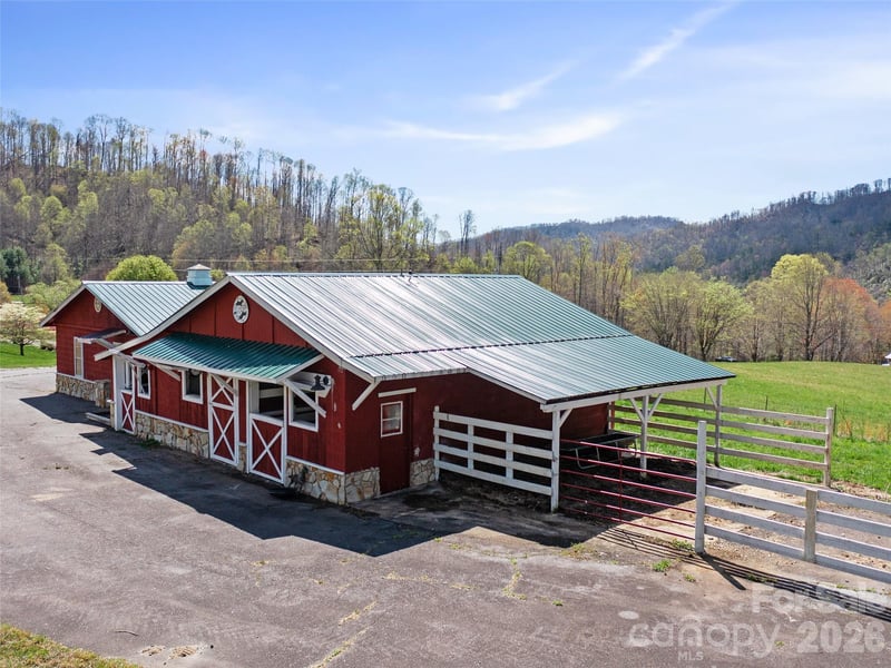 173 Odoms Chapel Rd, Bakersville, NC 28705