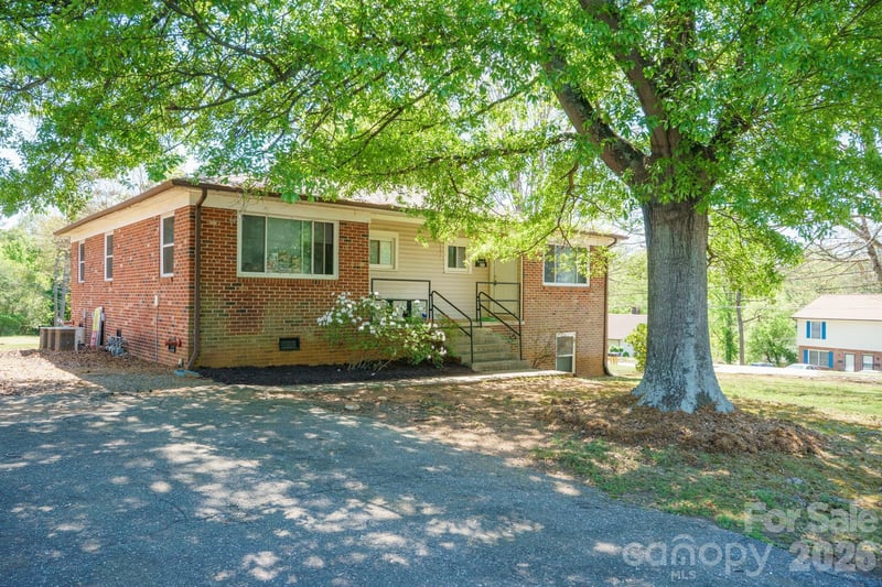 829 4th Ave, Hickory, NC 28602