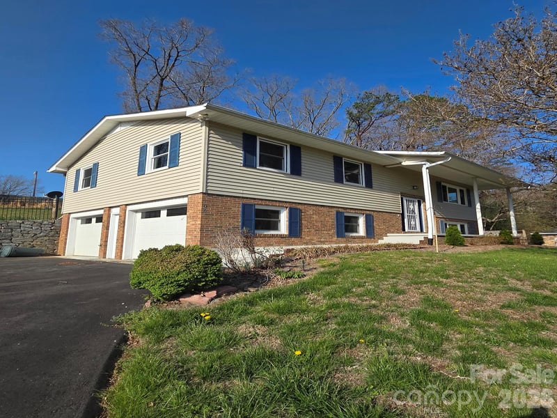 106 Shelly Dr, Hendersonville, NC 28792