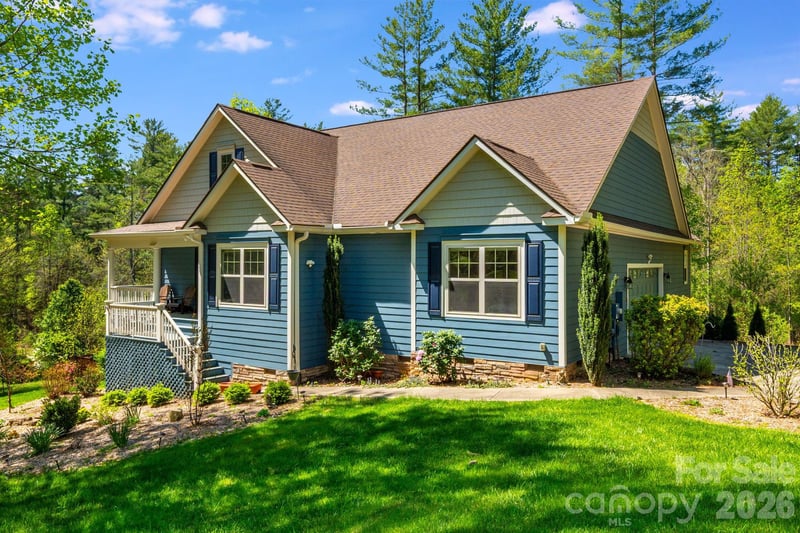 323 Daylily Dr, Hendersonville, NC 28739