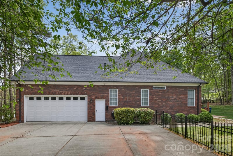 4854 Huddersfield Dr, Harrisburg, NC 28075