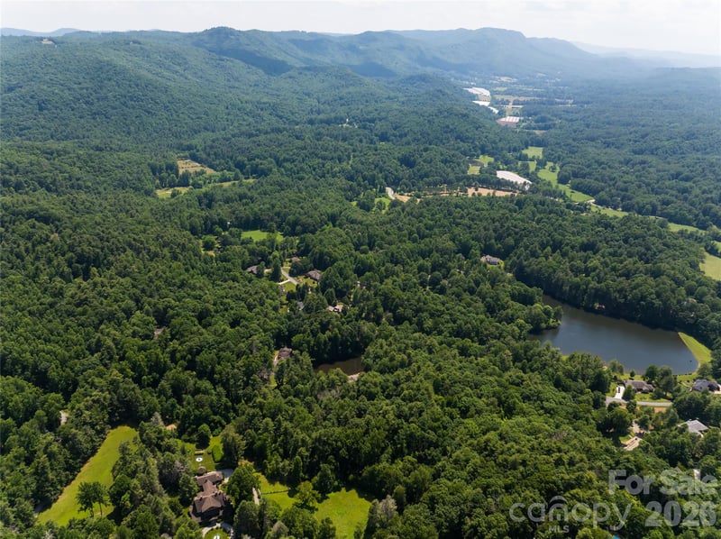 34 Oak Gate Dr, Hendersonville, NC 28739
