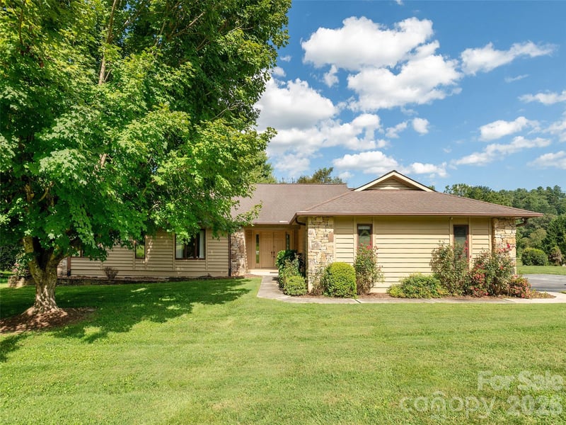 504 Crooked Creek Rd, Hendersonville, NC 28739