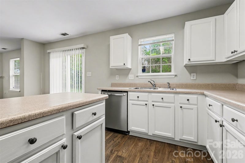 2100 Cranberry Woods Ct, Charlotte, NC 28208