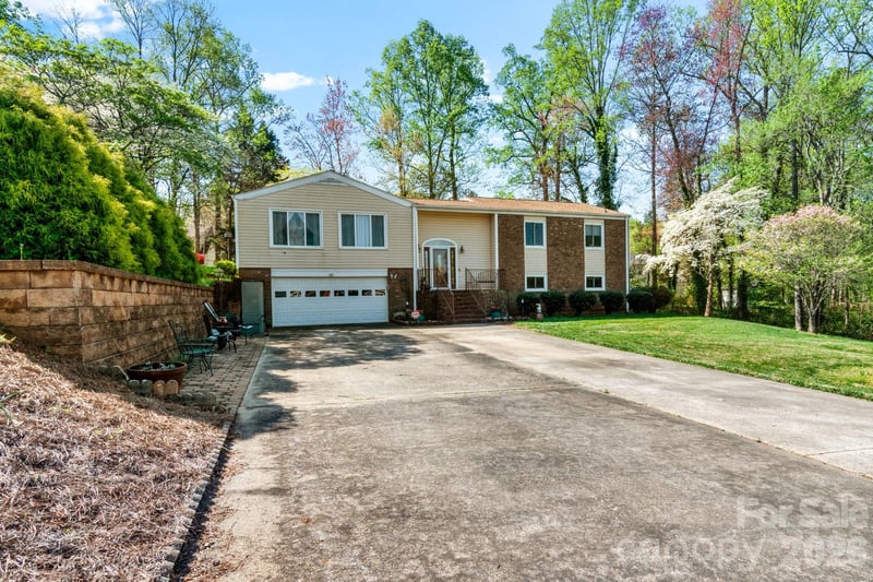 223 Vandyke St, Kernersville, NC 27284