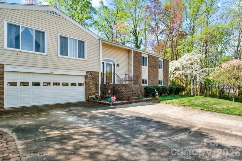 223 Vandyke St, Kernersville, NC 27284