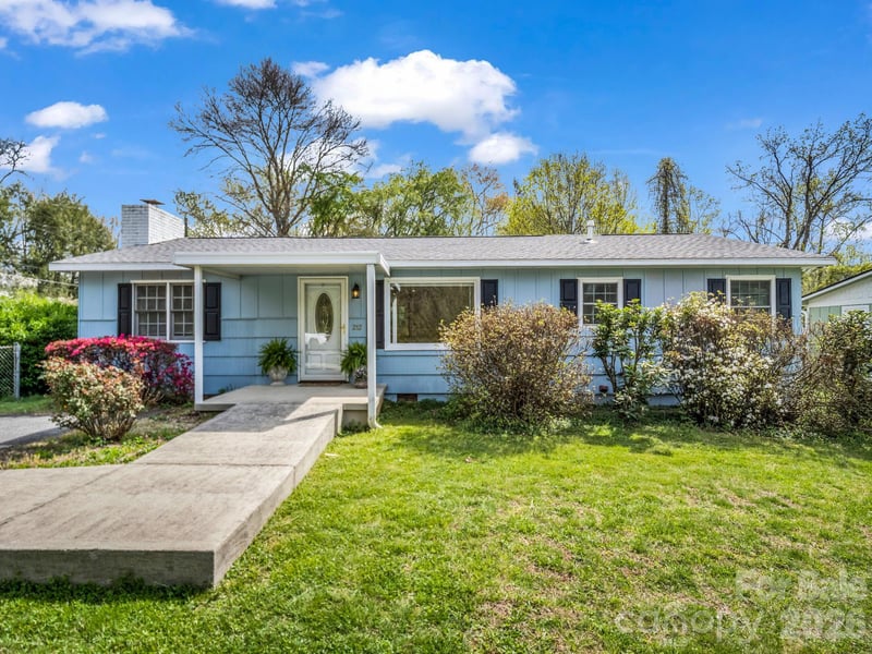 212 Vance Ave, Black Mountain, NC 28711