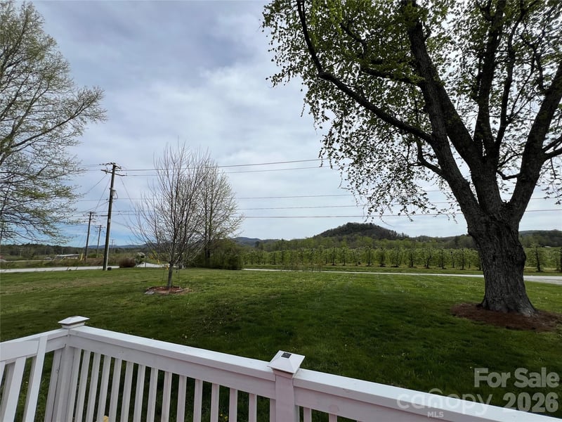 93 Laycock Rd, Hendersonville, NC 28792