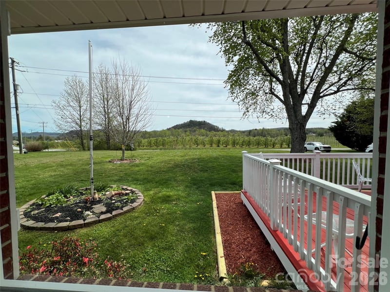 93 Laycock Rd, Hendersonville, NC 28792