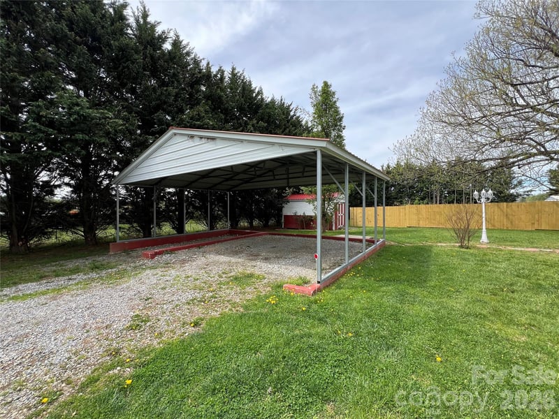 93 Laycock Rd, Hendersonville, NC 28792