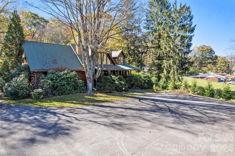 26 Gaddis Branch Rd, Maggie Valley, NC 28751