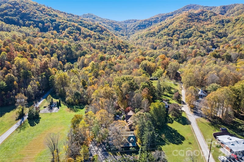 26 Gaddis Branch Rd, Maggie Valley, NC 28751