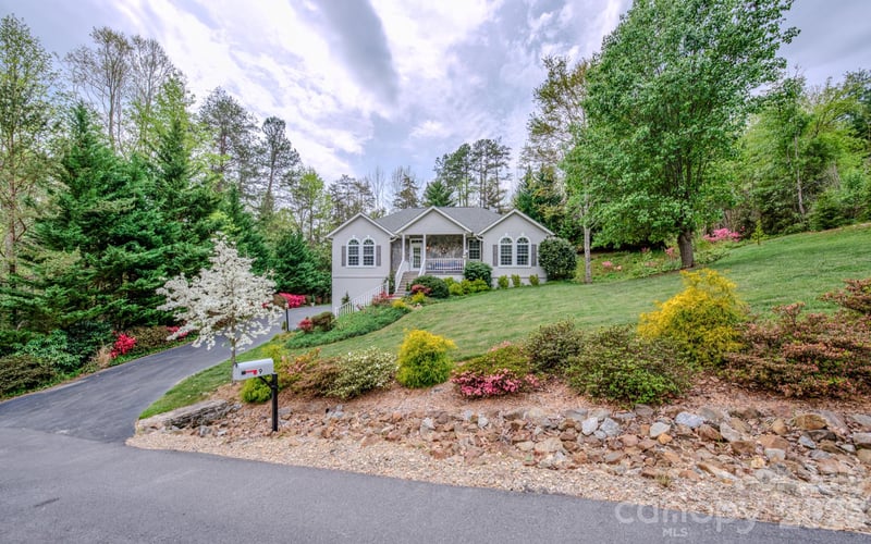 9 Double Eagle Dr, Weaverville, NC 28787