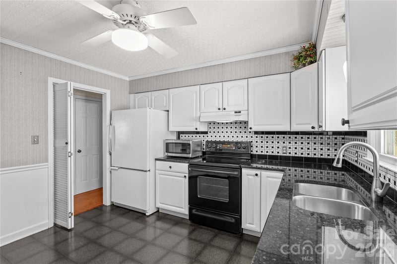 4325 Rosebriar Ln, Winston Salem, NC 27106