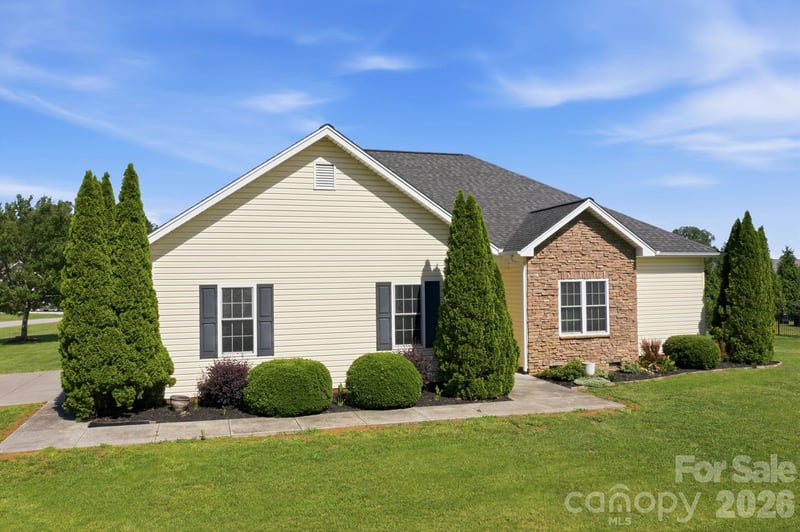 104 Castle Pines Ln, Statesville, NC 28625