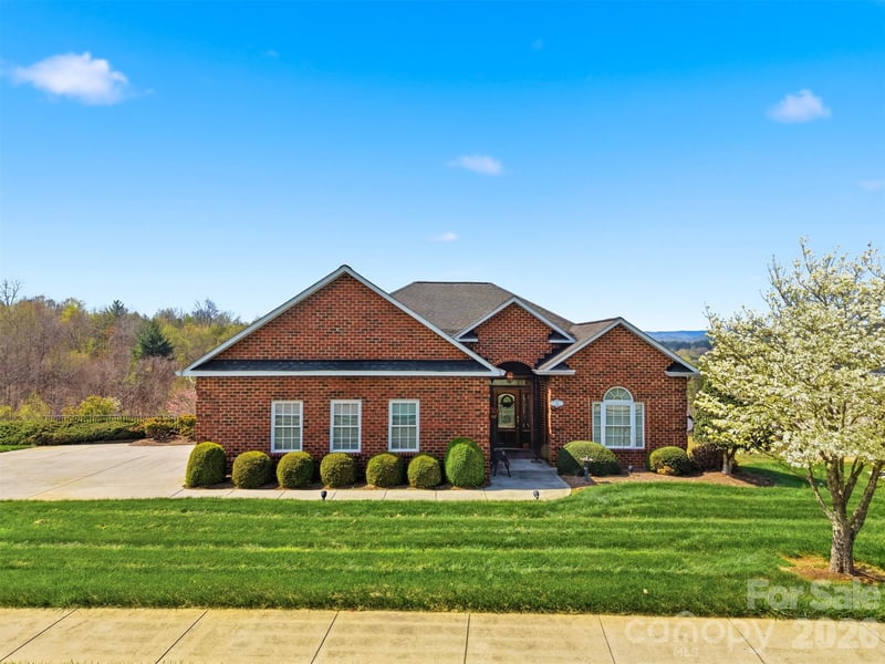 416 Huntington Woods St, Lenoir, NC 28645