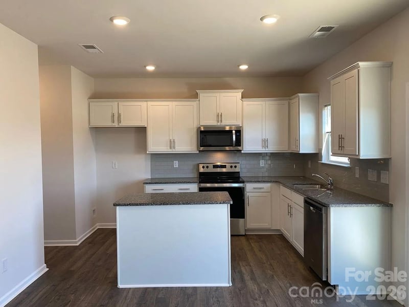 196 Marathon Ln, Candler, NC 28715