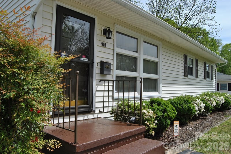 909 Timberlane Dr, Mount Holly, NC 28120