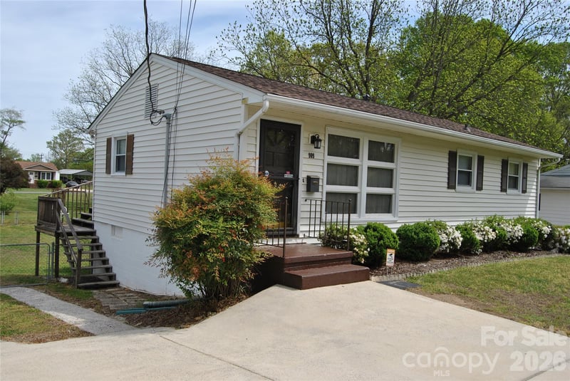 909 Timberlane Dr, Mount Holly, NC 28120