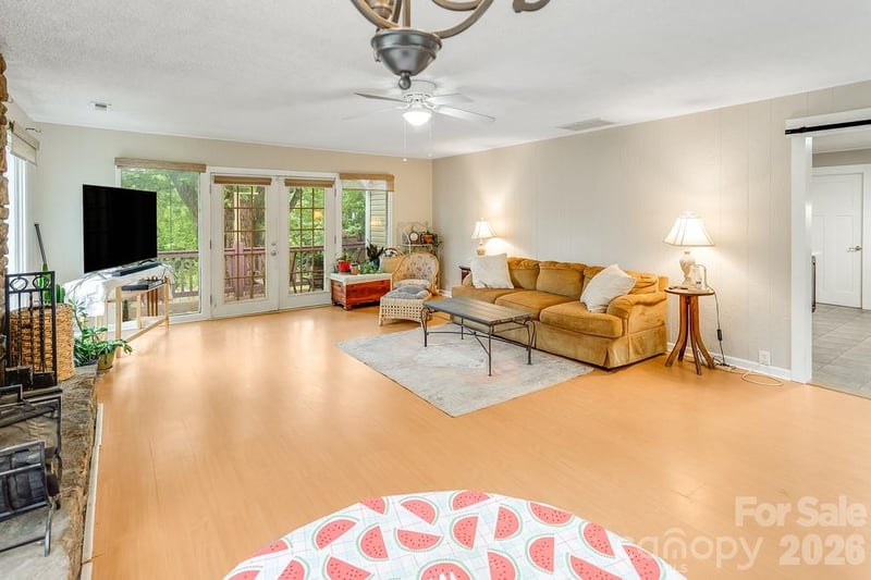 3 Odie Ln, Candler, NC 28715