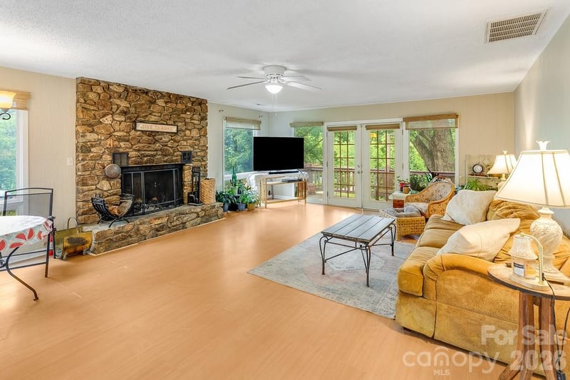 3 Odie Ln, Candler, NC 28715