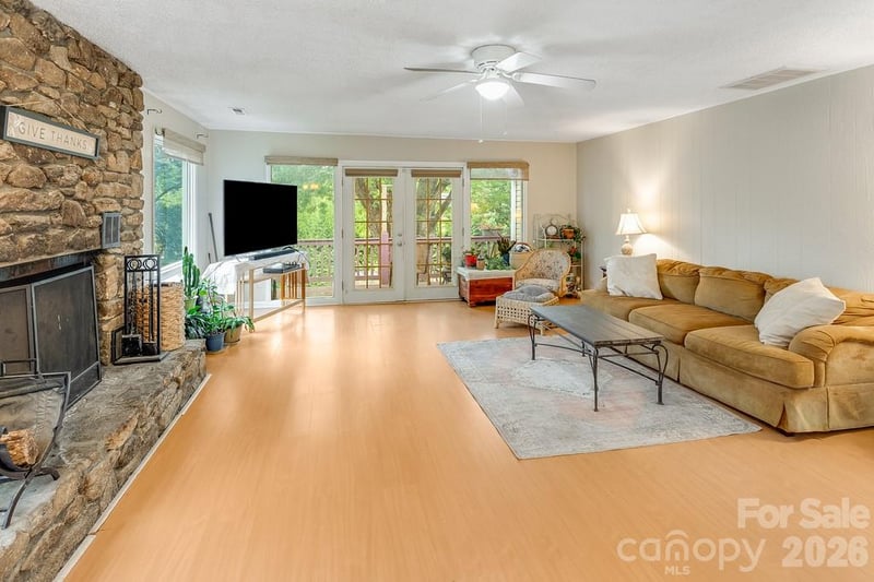 3 Odie Ln, Candler, NC 28715