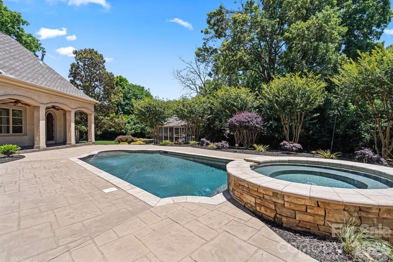8600 Fairview Rd, Charlotte, NC 28226