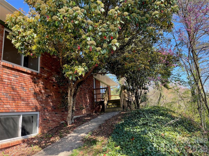 3 Quail Cove Rd, Asheville, NC 28804