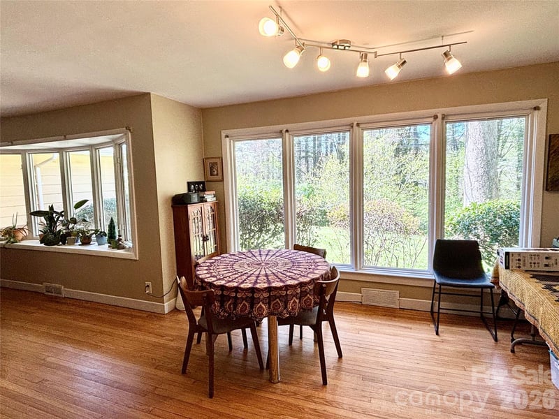 2732 Holly Hill Dr, Hendersonville, NC 28791