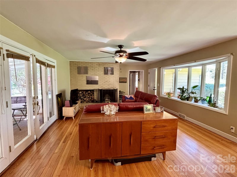 2732 Holly Hill Dr, Hendersonville, NC 28791