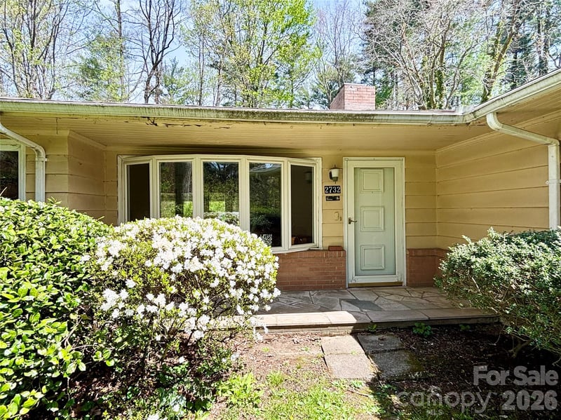 2732 Holly Hill Dr, Hendersonville, NC 28791