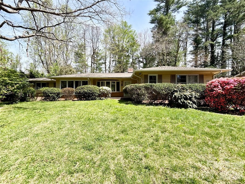 2732 Holly Hill Dr, Hendersonville, NC 28791