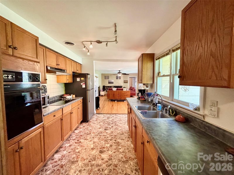 2732 Holly Hill Dr, Hendersonville, NC 28791